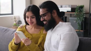 Gülümseyen Hintli çift internet üzerinden kazandıkları için şaşırdılar, telefon kullanarak 