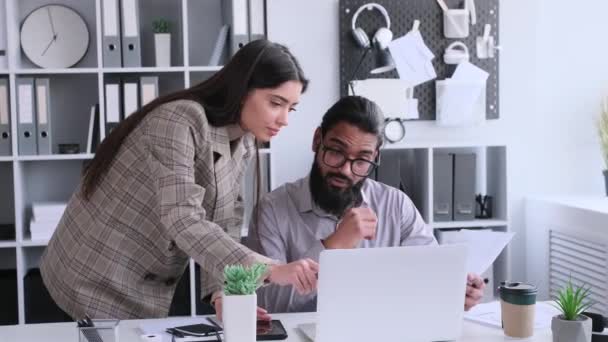 Pozitív Üzleti Kollégák Együtt Dolgoznak Dokumentumokkal Laptoppal Irodában Együttműködés Ötletelés — Stock videók