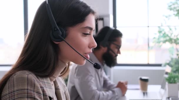 ハッピーコーカサス女性オンラインサポートアシスタントは コンタクトセンターオフィスでヘッドセットを使用して顧客と話します 遠隔接続と支援 通信コンセプト — ストック動画
