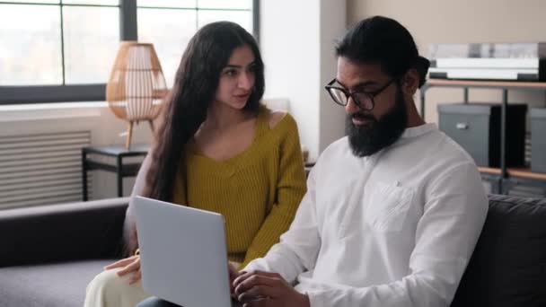 Vážná Indická Žena Hubuje Manžela Depresi Zatímco Pracuje Laptopem Doma — Stock video