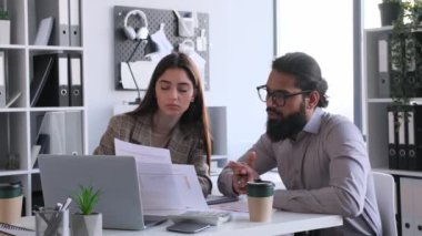 Muhtelif ofis çalışanları ofiste belgelerle birlikte çalışıyorlar. Takım çalışması, tefekkür ve sohbete daldı. Planlama ve araştırma.