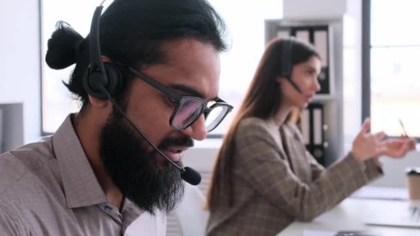 Portret Indyjskiego Pracownika Obsługi Klienta Słuchawkach Rozmawiającego Klientem Pracującego Biurze — Wideo stockowe