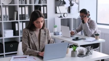 Hintli erkek çalışanlar, modern ofiste çalışırken telefonda konuşurken beyaz kadın iş arkadaşlarıyla görüşüyor. Telefon görüşmesi, soru cevaplama kavramı.