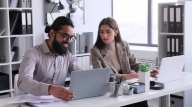 Ofis arkadaşları başarıyı, zaferi veya başarıyı kutluyor ve ofiste masa başında çalışırken kağıt bardakla tezahürat yapıyor. Sıcak içecek, çay ya da kahve içmek. Takım çalışması konsepti.