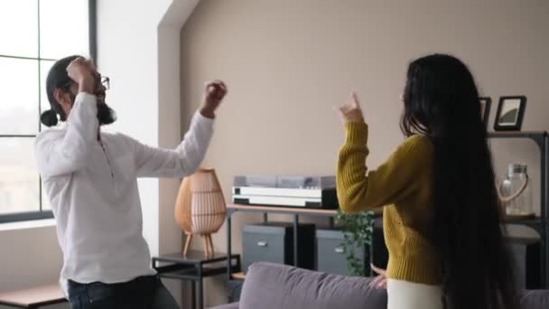 Aktif Genç Hintli Çift Evde Salonda Neşeyle Dans Ediyor Birlikte — Stok video