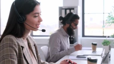Ofiste konuşurken kulaklık takan beyaz kadın yardım hattı operatörü. Müşteri destek şirketi, online sohbet konsepti.