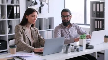 İş arkadaşları iyi haberi ya da başarıyı kutluyor, ofiste çalışırken birbirlerine beşlik çakıyorlar. Başarılı anlaşma, hedefe ulaşmak, konsepti kazanmak..