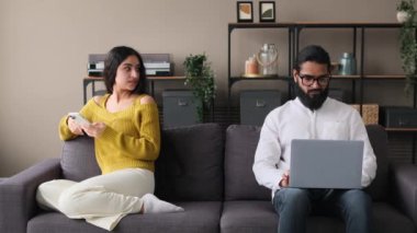 Oturma odasındaki kanepede kocasıyla tartışan Hintli kadını gücendirdim. Evli çiftler arasında anlaşmazlıklar, aile kavgaları, sinir iletişimi..