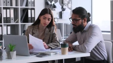 Ofis çalışanları, iş adamları ve iş kadınları. Masada birlikte çalışıyorlar. Evraklar ve bilgisayarlarla. Konuşmak ve proje planlamak. Birlik ve takım çalışması kavramı.