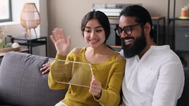 Couple Indien Heureux Parlant Par Appel Vidéo Saluant Par Main — Video
