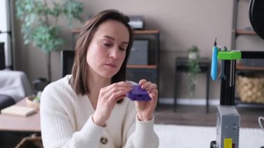 Projeyi planlamak ve geliştirmek için dizüstü bilgisayar ve 3D yazıcı kullanan beyaz kadın mühendis. Plastik parça ya da bileşen denetleniyor, kalite kontrolü.