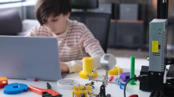 Kaukaski Chłopiec Korzystający Laptopa Drukarki Zaangażowany Proces Learningowy Domu Wykonywanie — Wideo stockowe
