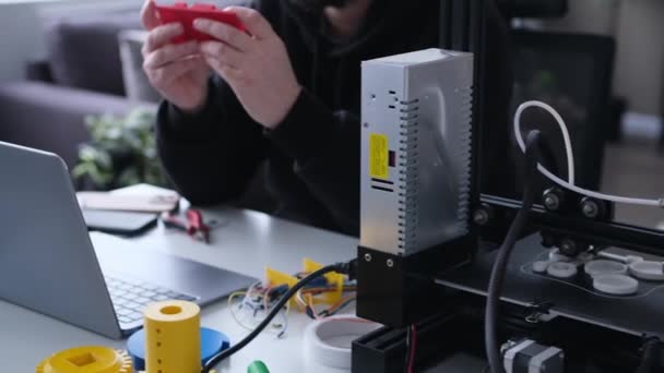 Fronsen Kaukasische Man Ingenieur Ontwikkelen Samenstellen Elektronisch Project Prototype Werkplaats — Stockvideo