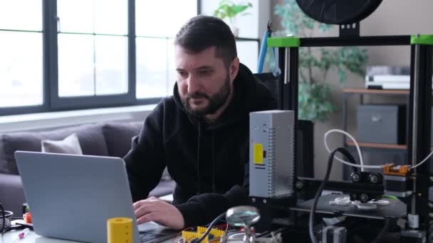Promyšlený Bělošský Muž Návrhář Řízení Práce Tiskárna Stroj Práce Notebookem — Stock video