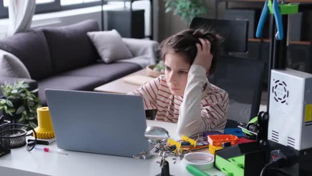 Ajattelevainen Väsynyt Koulupoika Oppiminen Verkossa Kannettavan Tietokoneen Tulostimen Avulla Kotona — kuvapankkivideo