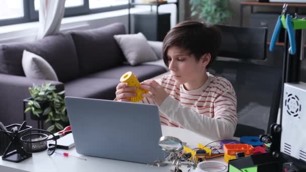 Boyutlu Bir Mekanizmanın Kalitesini Kontrol Eden Dalgın Çocuk Masada Oturuyor — Stok video