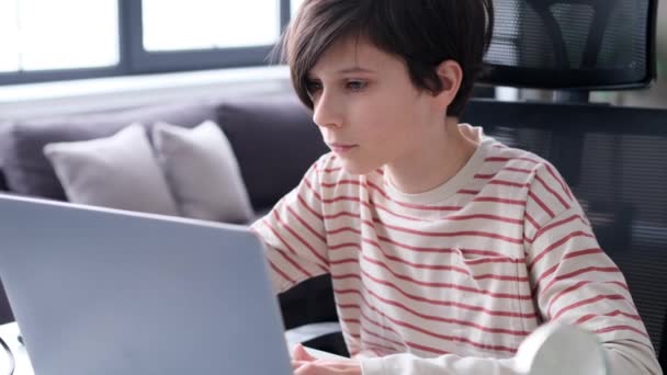 Portret Van Een Gefocuste Ijverige Blanke Jongen Die Laptop Gebruikt — Stockvideo