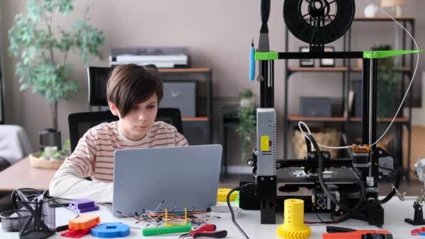 Serieuze Blanke Schooljongen Die Huiswerk Maakt Met Laptop Printer Zittend — Stockvideo