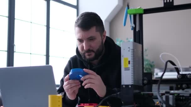 Тяжелый Кавказский Молодой Человек Работающий Домашней Лаборатории Исследующий Разрабатывающий Прототип — стоковое видео