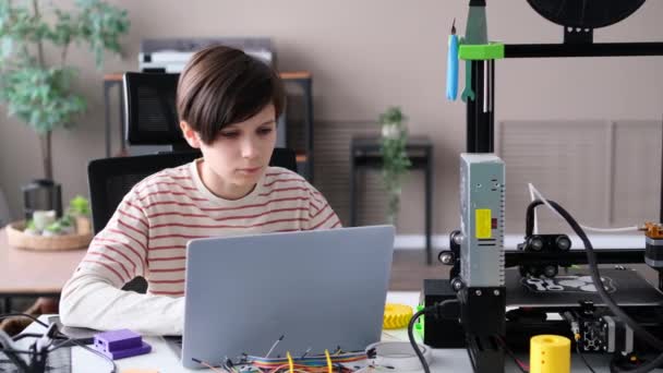 Mladý Běloch Zabývající Studiem Prototypováním Projektu Laptopem Tiskárnou Kontrola Kvality — Stock video