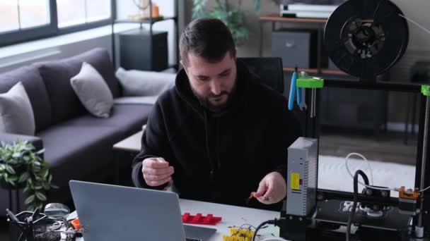 Homem Branco Designer Construindo Testando Protótipo Eletrônico Trabalhando Com Laptop — Vídeo de Stock