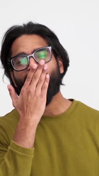 Flirtování Vousatý Mladý Muž Nosí Brýle Foukání Polibek Při Pohledu — Stock video