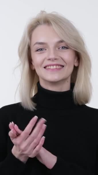 Femme Blanche Debout Sur Fond Blanc Applaudissant Avec Enthousiasme Avec — Video