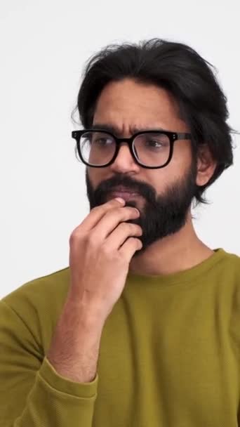 Gözlüklü Kafası Karışmış Genç Bir Adamın Portresi Izole Edilmiş Beyaz — Stok video