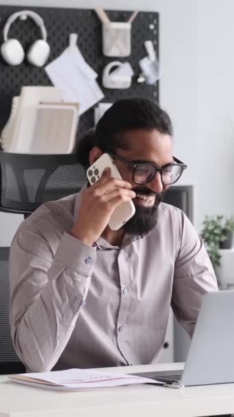 Indický Obchodník Zapojuje Telefonického Rozhovoru Kanceláři Vyjádření Vyjadřují Smysl Pro — Stock video