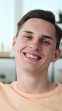 Oturma odasının sıcacık kucağında rahatça oturan yakışıklı, beyaz bir adam. Bu büyüleyici portre saf neşe ve memnuniyetin özünü yakalar..