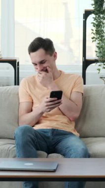 Oturma odasındaki kanepede rahat bir şekilde oturan genç adam telefonuna dalmıştı. Her geçen an, kahkahaları havayı dolduruyor, saf mutluluğu yansıtıyor..