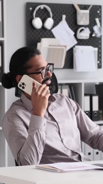 Engagierter Geschäftsmann Der Büroarbeitsplatz Sitzt Führt Ein Telefongespräch Ausdrücke Vermitteln — Stockvideo