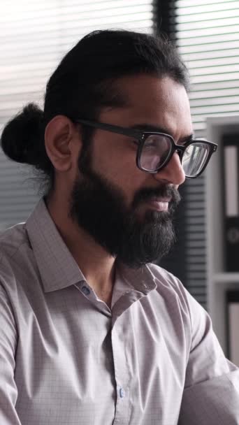 Szczęśliwy Hinduski Biznesmen Uśmiecha Się Ciepło Kamery Biurze Wyrażenia Promieniują — Wideo stockowe