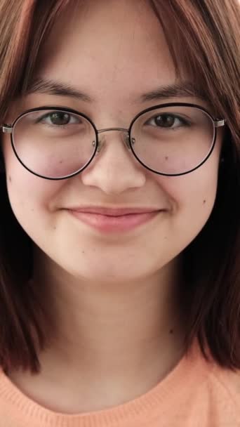 Con Pura Felicidad Una Sonrisa Radiante Una Adolescente Mira Directamente — Vídeos de Stock