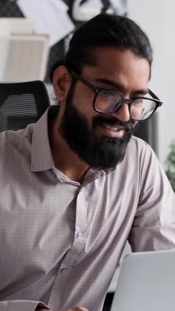 Indický Obchodník Pracuje Kanceláři Laptopem Usmívá Vyjádření Vyjadřují Směs Profesionality — Stock video