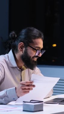 Hintli işadamı, işle ilgili bir video görüşmesi sırasında alkışlarken yakalandı. Profesyonel olarak giyinen ifadeler, takdir ve işbirliği anlarını ifade eder..