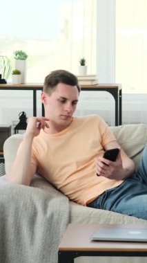 Beyaz bir adam kendini evde monotonluğun kasvetli ortamında buldu. Kanepeye oturmuş, yorgun bakışları ve kambur duruşu heyecan ve dürtülerini yansıtıyor..