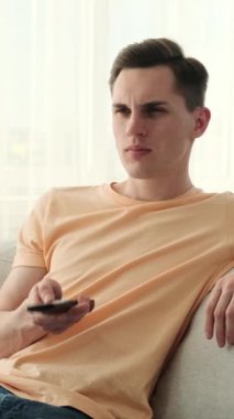 Kafkasyalı bir adam en sevdiği programları seviyor, rahat bir koltukta oturuyor, büyüleyici hikayelere dalıyor, dramaları çekiyor, ya da ondan önce televizyonda oynayan komik komedilere dalıyor..