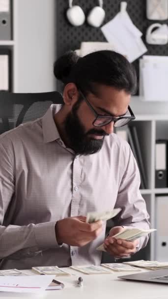 Indický Kancelářský Pracovník Oblečený Profesionálním Oděvu Pečlivě Počítá Hotovost Kanceláři — Stock video