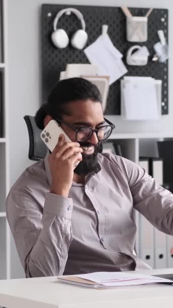 Homme Affaires Indien Engage Une Conversation Téléphonique Tout Utilisant Efficacement — Video