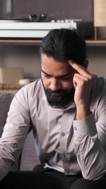 Indyjski Pracownik Biurowy Znosi Ból Głowy Podczas Odpoczynku Kanapie Salonie — Wideo stockowe