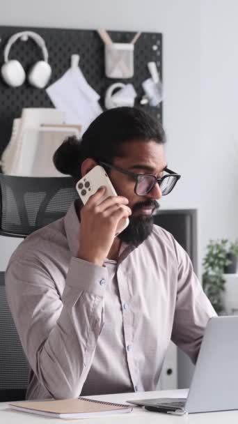 Empresário Indiano Equipado Com Roupas Negócios Participa Uma Conversa Telefônica — Vídeo de Stock