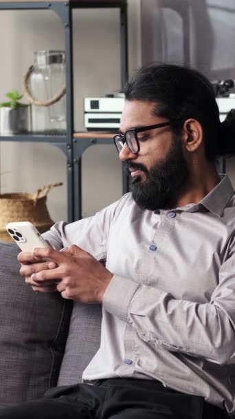 Kanepede Dinlenen Gözlüklü Hintli Adam Telefonu Kolaylıkla Kullanıyor Rahat Ifadeler — Stok video
