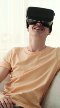 Evinin rahatlığından yeni boyutları keşfeden bir adam. VR kulaklığı takılı ve gözlerinde bir beklenti duygusu ile bu genç adam heyecan verici bir sanal keşif yolculuğuna çıkıyor..