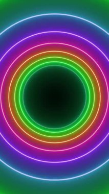 Genişleyen renkli daireler tüneli. Kameraya doğru hızla büyüyen daireler siyah arka plan üzerinde çarpıcı bir görsel etki yaratıyor..