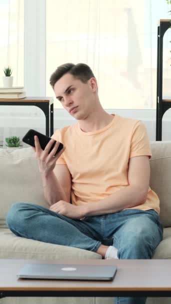 Uomo Annoiato Abbigliamento Casual Trova Conforto Nel Suo Smartphone Con — Video Stock