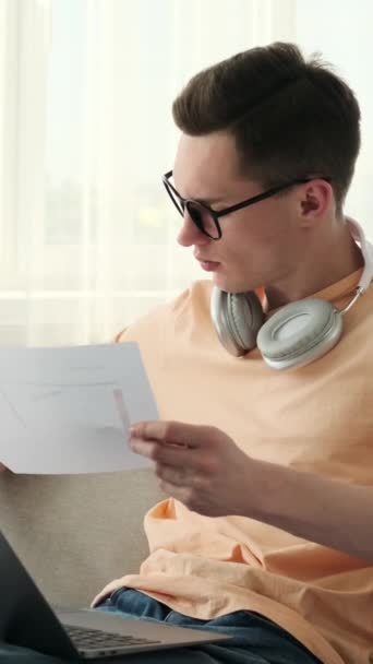 Homem Focado Óculos Trabalhando Com Documentos Laptop Casa Aconchegante Ele — Vídeo de Stock