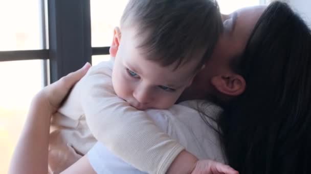 Ritratto Ravvicinato Una Allegra Mamma Caucasica Che Abbraccia Figlio Bambino — Video Stock