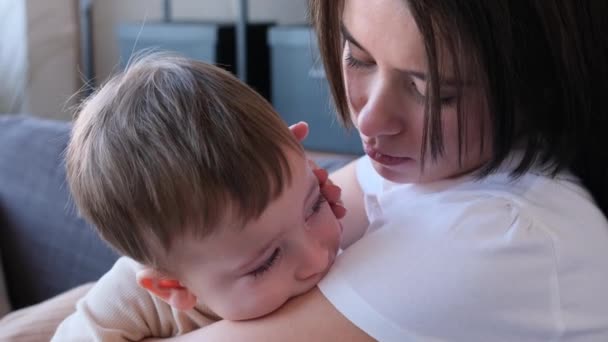 Opiekuńcza Biała Matka Uderza Płaczącego Syna Głowę Pocieszając Obejmując Jego — Wideo stockowe