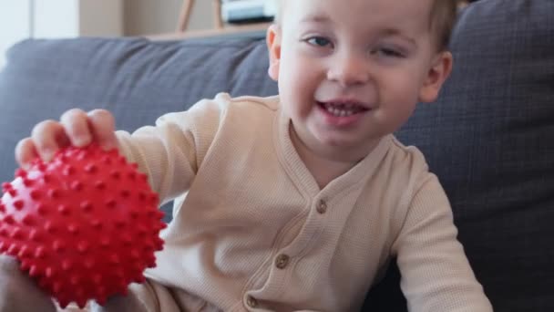 Κοντινό Πορτραίτο Ενός Καυκάσιου Μικρού Αγοριού Που Παίζει Κόκκινη Μπάλα — Αρχείο Βίντεο